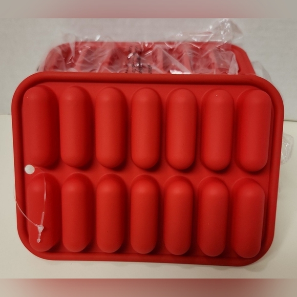 The bundle includes 6 trays.Each tray has 14 ice cube cavitiesDimensions (Over - Picture 2 of 3